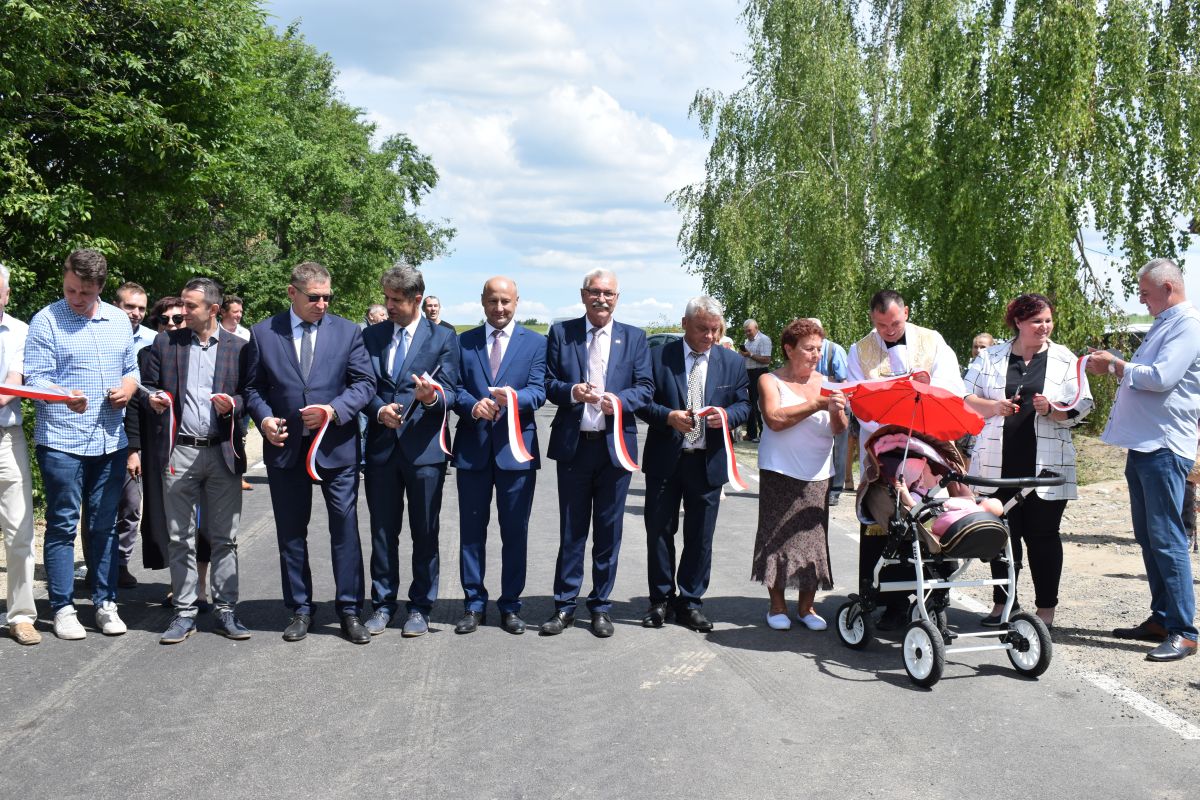 Symboliczne przecięcie wstęgi na przebudowanej drodze powiatowej Suchowola – Majdan Ruszowski