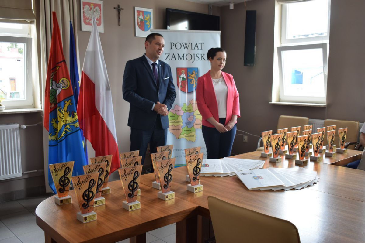 Wicestarosta Zamojski Pan Witold Marucha wręczył dyplomy oraz pamiątkowe statuetki dla przedstawicieli Zespołów Śpiewaczych z terenu Powiatu Zamojskiego, za udział w XXI Festiwalu Zamojskie Dni Folkloru ONLINE.